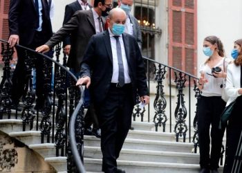 مسؤول لبناني يكتشف إصابته بكورونا خلال مأدبة الوزير الفرنسي