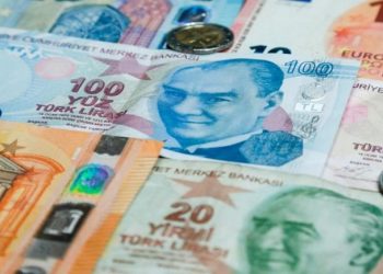الدولار واليورو يرتفعان بشكل مفاجئ في تركيا