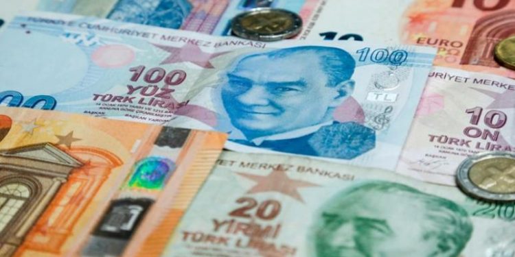 الدولار واليورو يرتفعان بشكل مفاجئ في تركيا