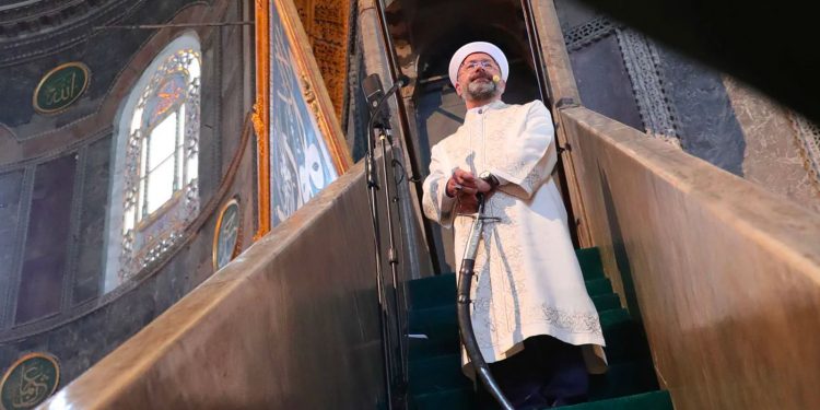 خطيب آيا صوفيا متهم بإهانة أتاتورك علانية