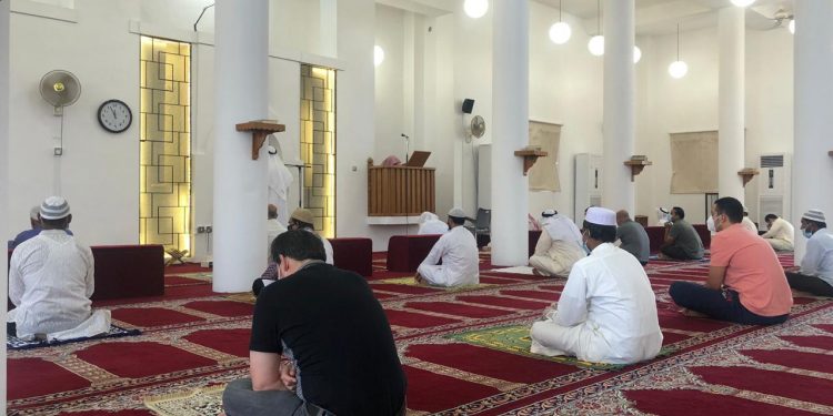 استئناف صلاة الجمعة بالكويت بعد أشهر من الإغلاق بسبب كورونا