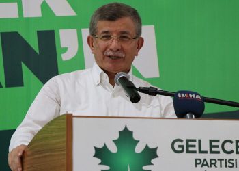 داود أوغلو: أردوغان قرر من سيصلي في “آيا صوفيا”