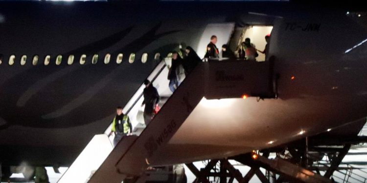 بتهمة الانتماء لداعش.. ألمانيا تعتقل سيدة فور وصولها من تركيا