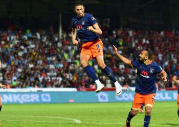 بشاك شهير يحتفل بدرع الدوري التركي