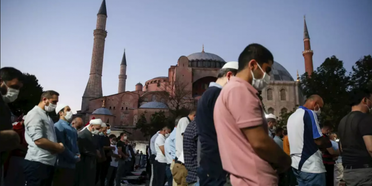 استطلاع رأي.. 43% من الأتراك يربطون قرار “أياصوفيا” بالأوضاع الاقتصادية