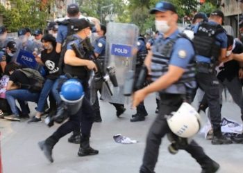 تركيا.. الشرطة تعتدي بعنف على مشاركين بالذكرى السنوية لمجزرة سوروج