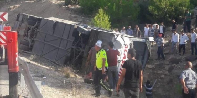 تركيا.. 5 جنود يفقدون حياتهم وإصابة 10 آخرين بانقلاب حافلة