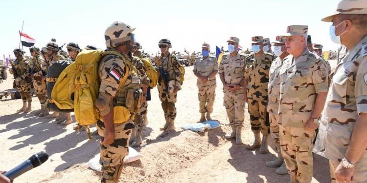 رئيس الأركان المصري يعاين الاستعدادات القتالية على الحدود مع ليبيا