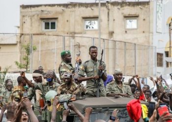 انقلابيو مالي يفتحون الحدود رغم رفض دول الجوار