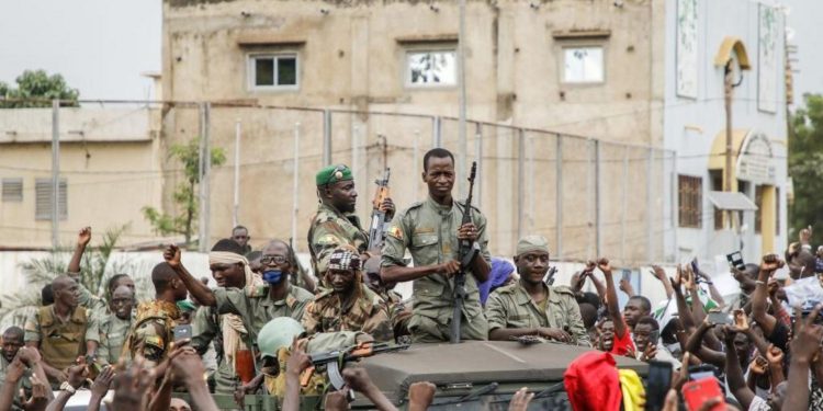 انقلابيو مالي يفتحون الحدود رغم رفض دول الجوار
