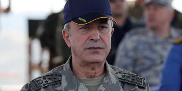 وزير دفاع تركيا يحلق فوق الحدود مع العراق