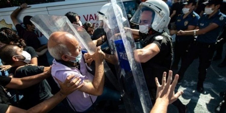 الشرطة التركية تطلق الغاز المسيل للدموع اثناء دفن محامية مسجونة توفت بعد إضراب طويل عن الطعام