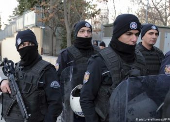 تركيا.. اعتقال 54 ضابطًا بحريًا