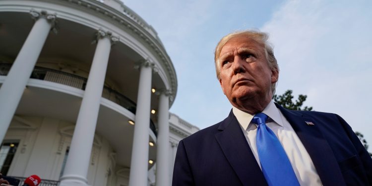 نقل شقيق ترامب الأصغر إلى المستشفى