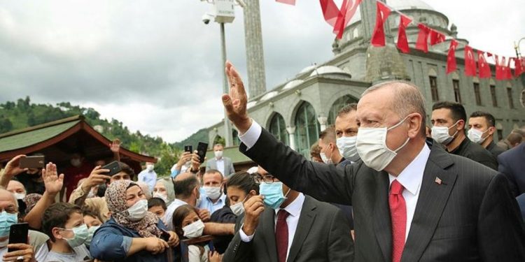 تركيا.. سيدة لأردوغان: ساعدني.. أنجبت 3 أطفال كما طلبت