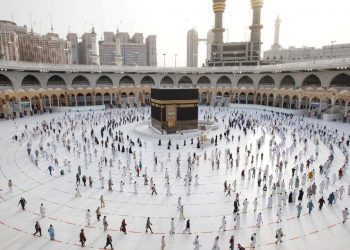 فرش سجادات “التباعد” بالحرم المكي وإسدال ثوب الكعبة