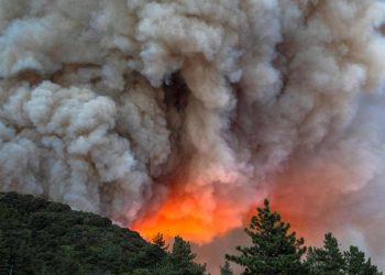 إجلاء الآلاف في كاليفورنيا بسبب حرائق الغابات