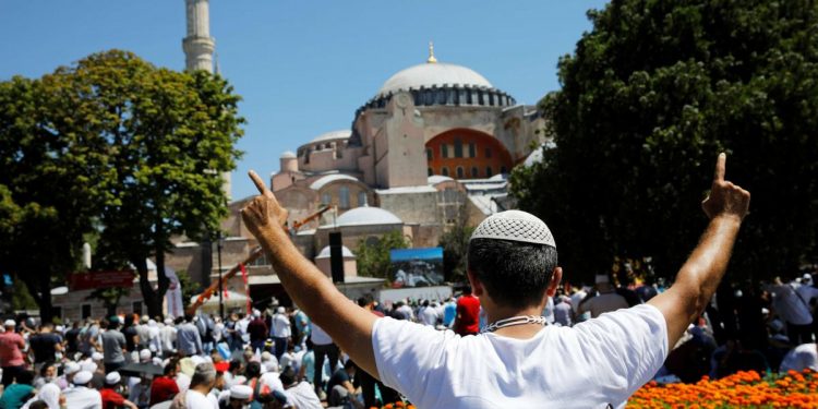 طبيب: 2000 شخص أصيبوا بكورونا في حفل افتتاح آيا صوفيا