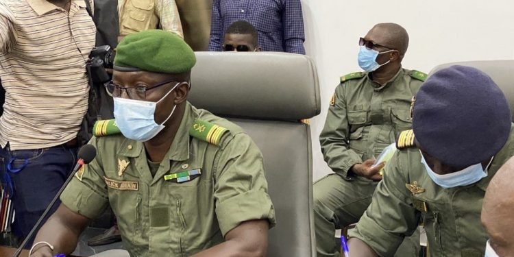 قادة الانقلاب في مالي يعتزمون تنصيب “رئيس انتقالي”