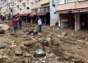 تركيا.. 100 شخص محاصرين جراء سيول وفيضانات شمال تركيا