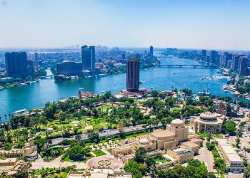 مصر تعيد صلاة الجمعة جزئيًّا وتفرض فحص كورونا على القادمين