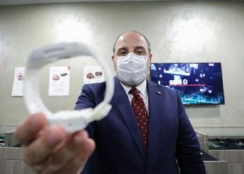 كانت تستورد من إسرائيل.. وزير تركي يتباهى بتصنيع أصفاد إلكترونية