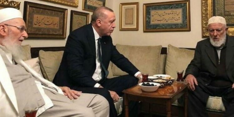 رجل دين مقرب من أردوغان يعترف بسيطرة الرشوة على تركيا