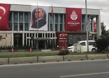 قيادي معارض: هناك مؤامرة ضد بلدية إسطنبول!