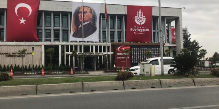 قيادي معارض: هناك مؤامرة ضد بلدية إسطنبول!