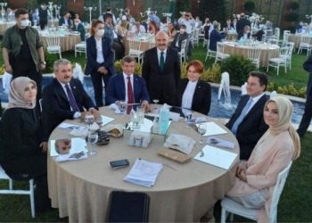 داود أوغلو وباباجان وأكشينار يلتقون على طاولة واحدة