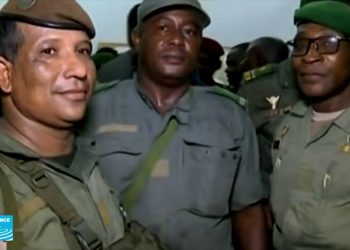 قادة الانقلاب العسكري في مالي يتعهدون بـ”انتقال سياسي مدني”