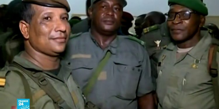 قادة الانقلاب العسكري في مالي يتعهدون بـ”انتقال سياسي مدني”