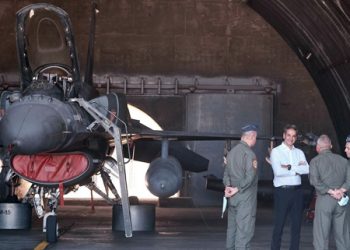 رسالة إلى تركيا.. صورة لرئيس وزراء اليونان أمام مقاتلة F16 في كريت