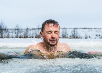 السباحة بالماء البارد قد تخلصك من الاكتئاب