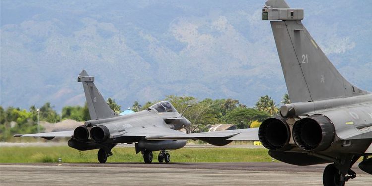 مقاتلات فرنسية تهبط في مطار قبرص