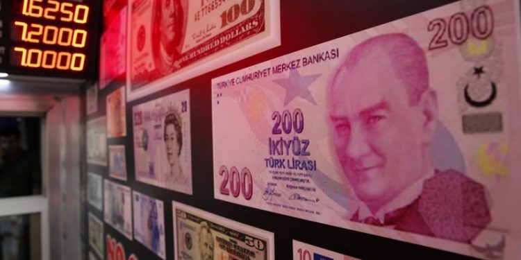 الدولار يقفز في تركيا إلى 7.27 ليرة
