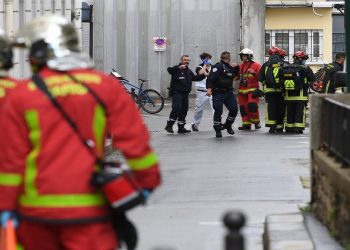 هجوم باريس.. 4 مصابين ومعتقلان قرب مقر “شارلي إبدو”