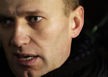 تحول مفاجئ.. روسيا تطلب التحقيق مع المعارض “المسموم”