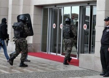 تركيا.. اعتقال 106 عسكريين بزعم الانتماء إلى حركة الخدمة!