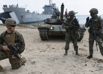 مناورات عسكرية أمريكية براجمات الصواريخ على حدود روسيا