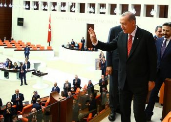 حزب أردوغان يطالب البرلمانيين بفحص كورونا قبيل حفل يحضره أردوغان