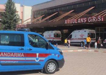 إصابة سوريين وأتراك في انقلاب آلية عسكرية جنوب تركيا