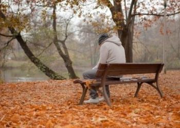 تعرف على أسباب اكتئاب الخريف وطرق التخلص منه..