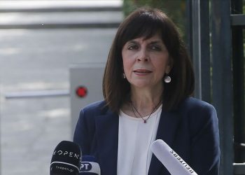 رئيسة اليونان توجه رسالة إلى تركيا من جزيرة “كاستيلوريزو”