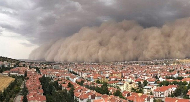 بالفيديو.. عاصفة ترابية تغطي العاصمة أنقرة