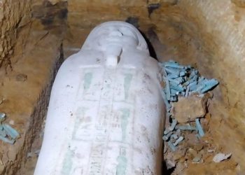 مصر.. العثور على تابوت حجري فرعوني في المنيا