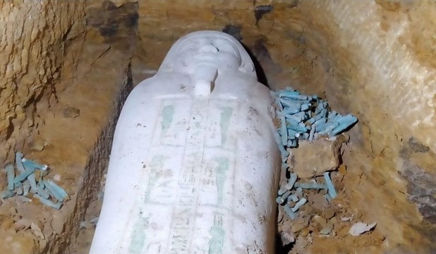 مصر.. العثور على تابوت حجري فرعوني في المنيا