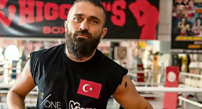 بعد محاولة اغتيال.. ملاكم تركي يكشف عن رسائل تهديد من أنصار أردوغان