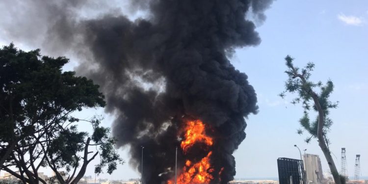 باستخدام الطائرات.. إخماد “الحريق الثاني” في مرفأ بيروت