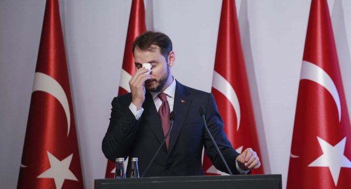 بنك تركي تعاون مع المواقع الإباحية بينما كانت تحت إدارة صهر أردوغان